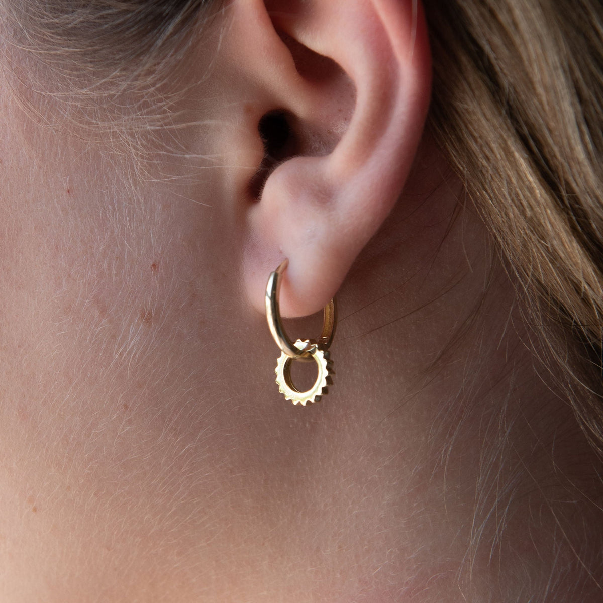 Fluted Single Hoop Charm